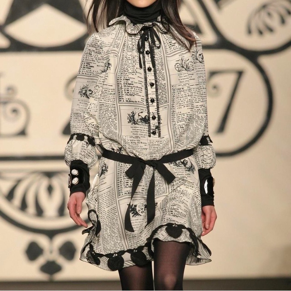 🌑 anna sui calendar/newspaper print dress